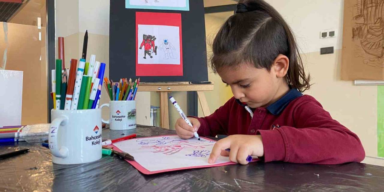 Yaşıtları Kalem Tutamazken Çizdiği Resimlerle Sergi Açtı