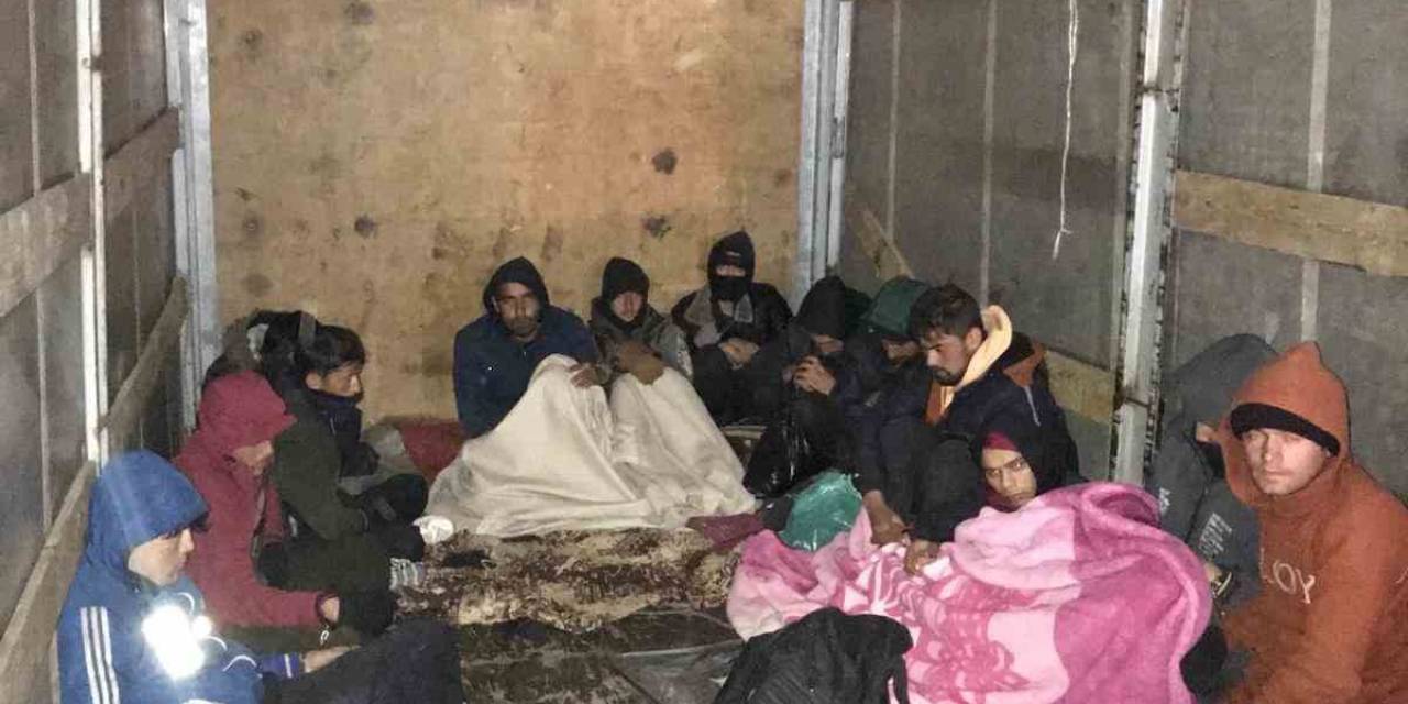 Amasya’da 13 Kaçak Göçmen Yakalandı, 2 Kişi Tutuklandı
