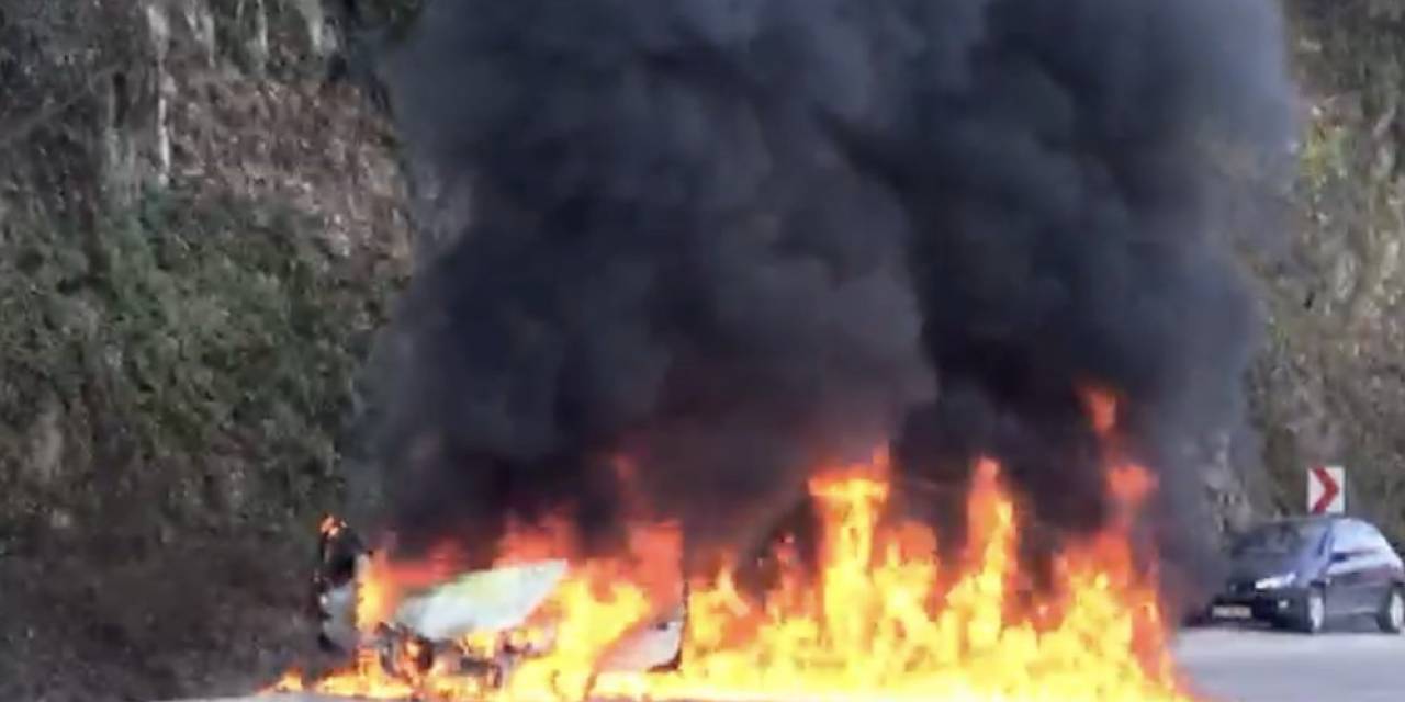 Seyir Halindeki Otomobil Alev Alev Yandı
