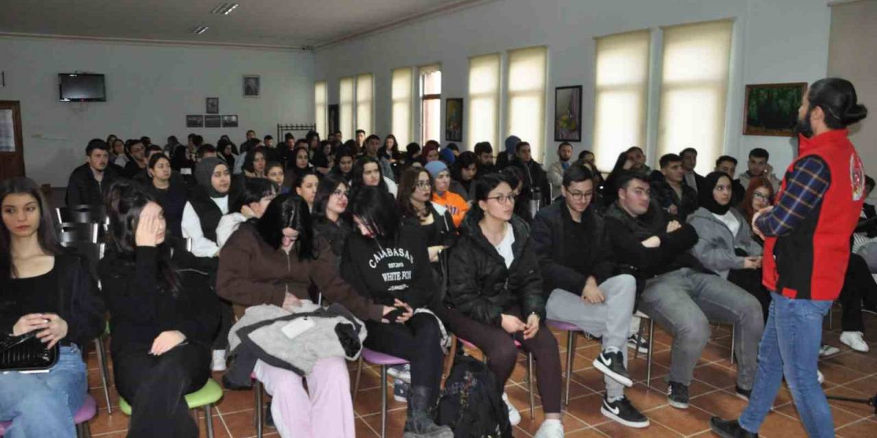 Üniversiteli Gençlere Terör Örgütlerinin Tuzak Kurma Yöntemleri Anlatıldı