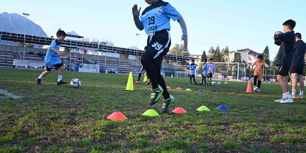 Kemer Belediyesi, Geleceğin Futbolcularını Yetiştiriyor