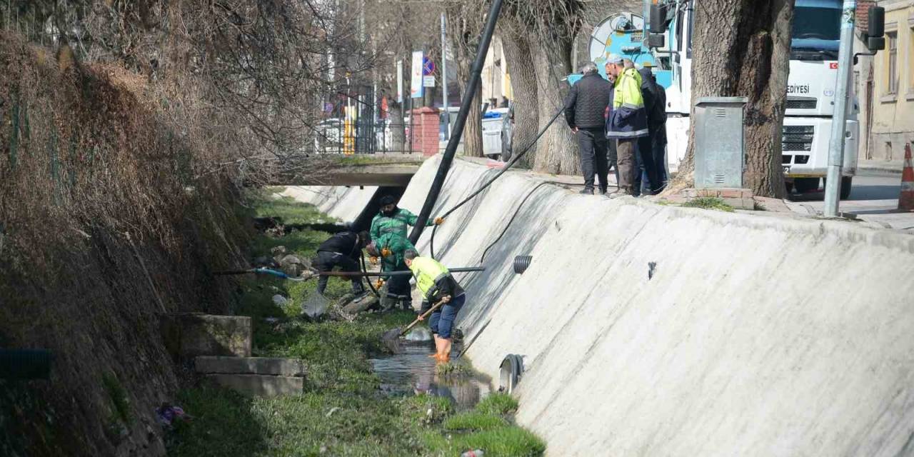 Bozüyük’te Kanal Temizliği