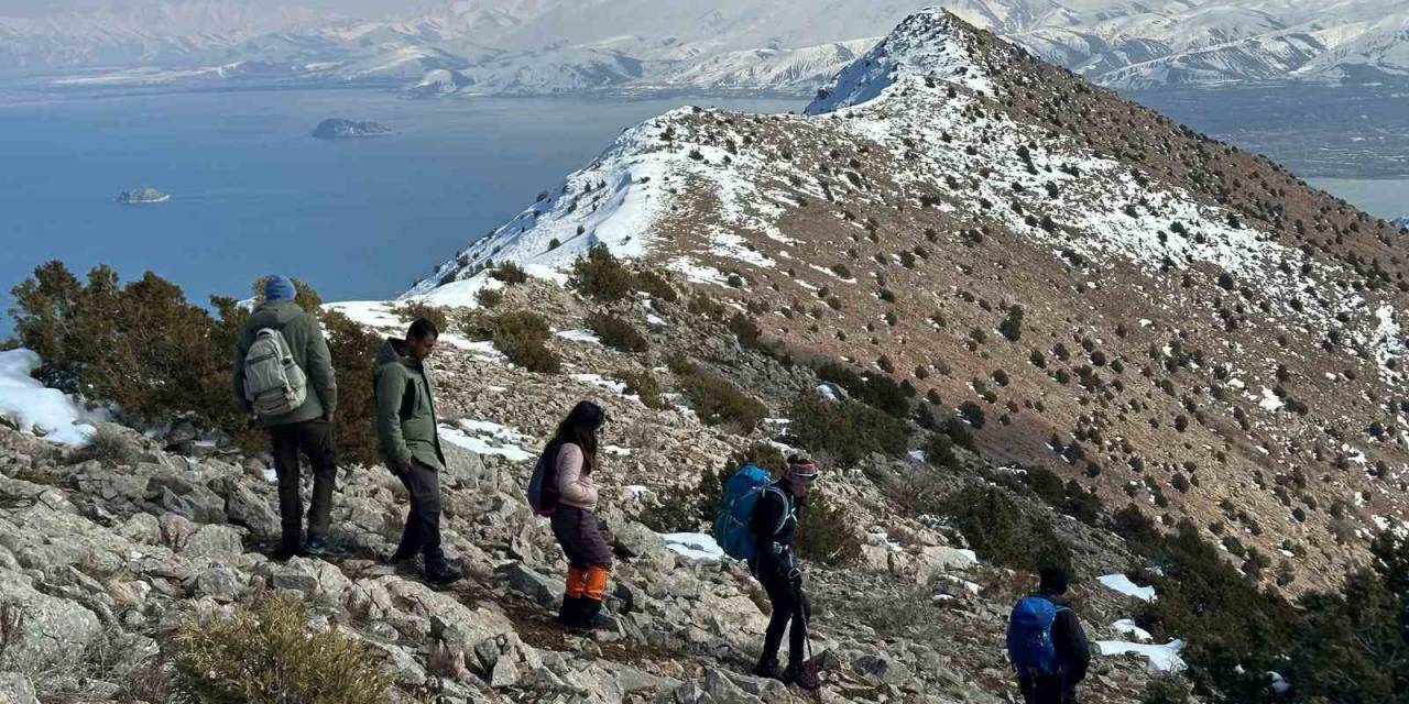 Dağcılar, Van Gölü’nün Eşsiz Koylarını Gezdi