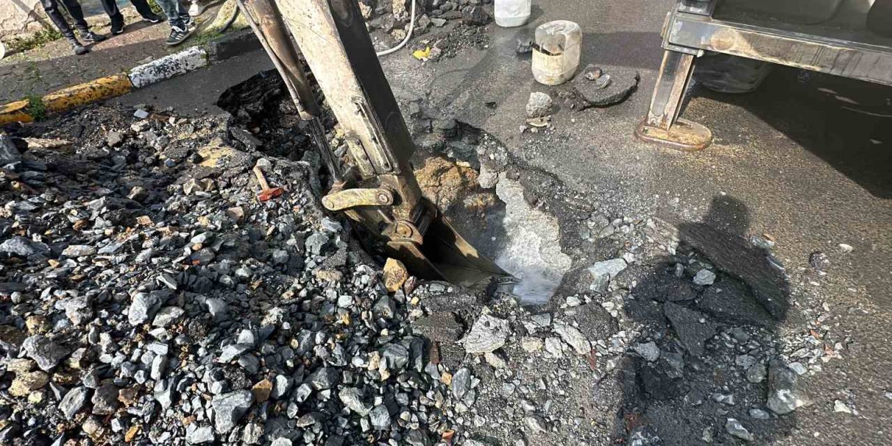 Beyoğlu’nda İsale Borusu Patladı: Tazyikli Su Binaların Boyunu Aştı