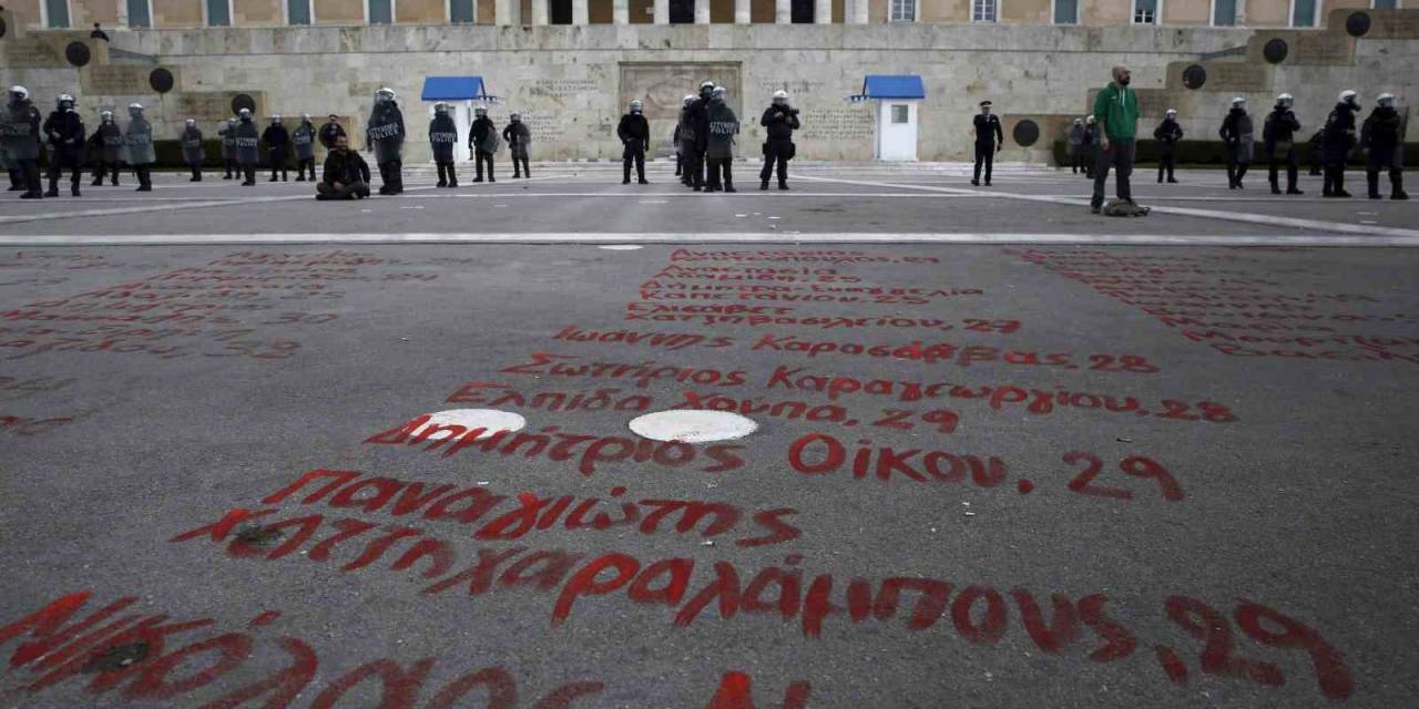 Yunanistan’daki Tren Faciasının Yıl Dönümünde Binlerce Kişi Sokaklara Döküldü