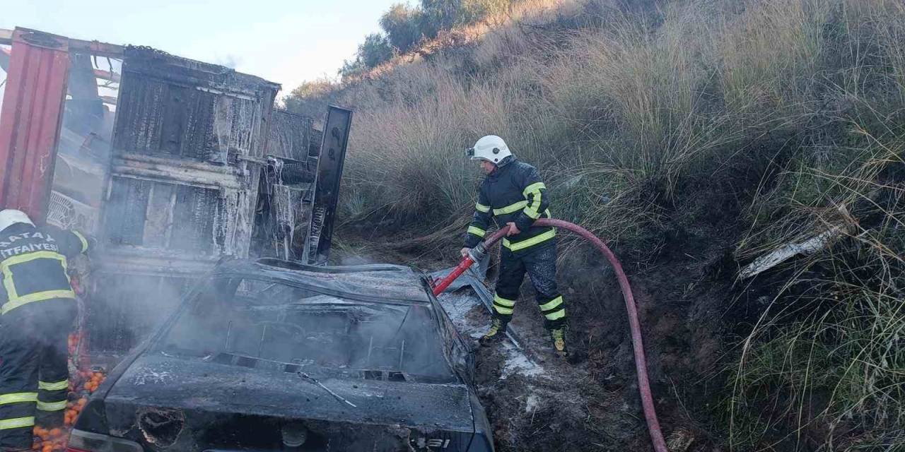 Zincirleme Kazaya Karışan Otomobil Alevlere Teslim Oldu