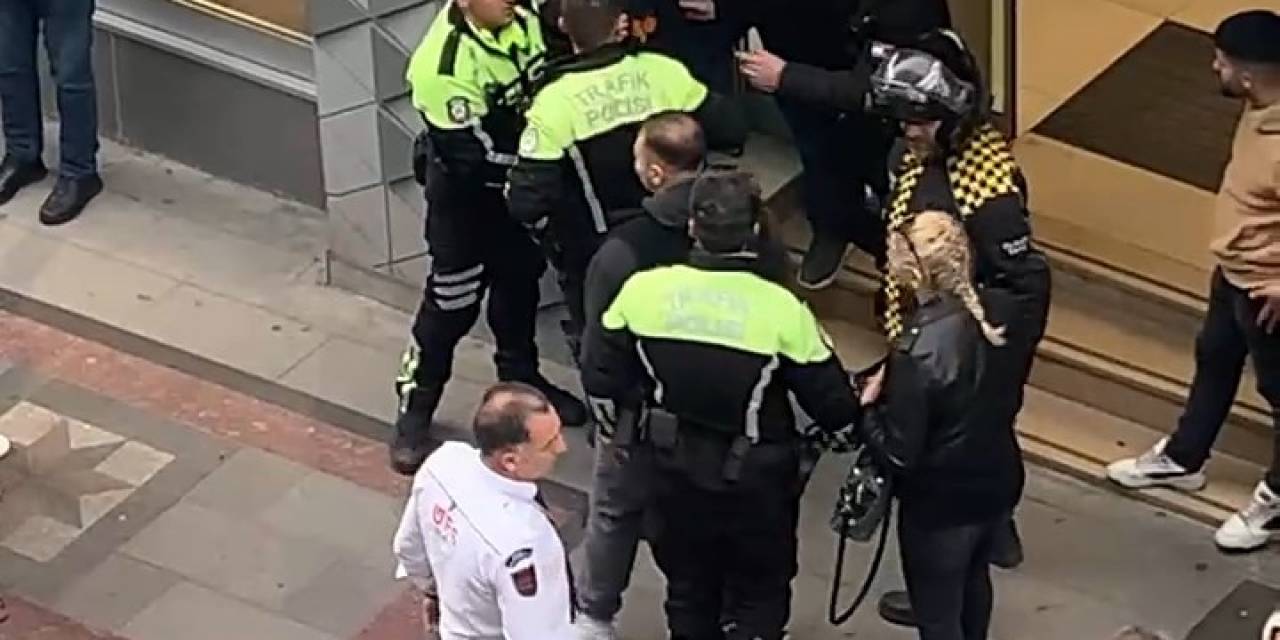 ‘Kafayı Vuracağım’ Diyerek Tehdit Ettiği Polise Tekme Attı: O Anlar Kamerada