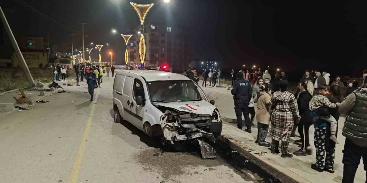 Elektrik Direğine Çarpan Hafif Ticari Araçtaki 4 Kişi Yaralandı