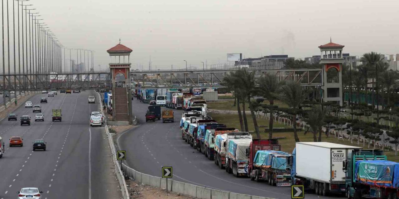 Gazze’ye Girmeyi Bekleyen Yardım Tırları Kilometrelerce Kuyruk Oluşturdu