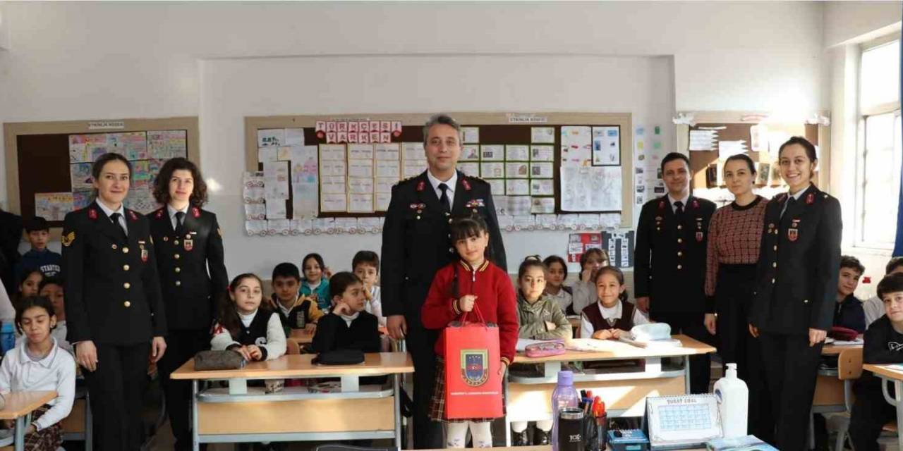 Resim Yarışmasında Dereceye Girenlere Jandarmadan Hediye