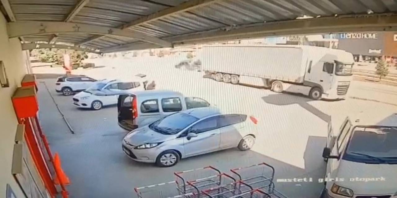 Direksiyonu Kilitlenen Otomobilin Beton Bloğa Çarpma Anı Kamerada