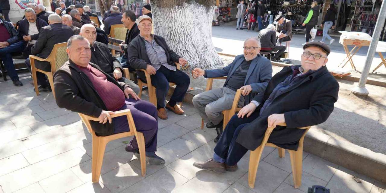 Millet Kıraathanesi Emeklilerin İkinci Evi Oldu