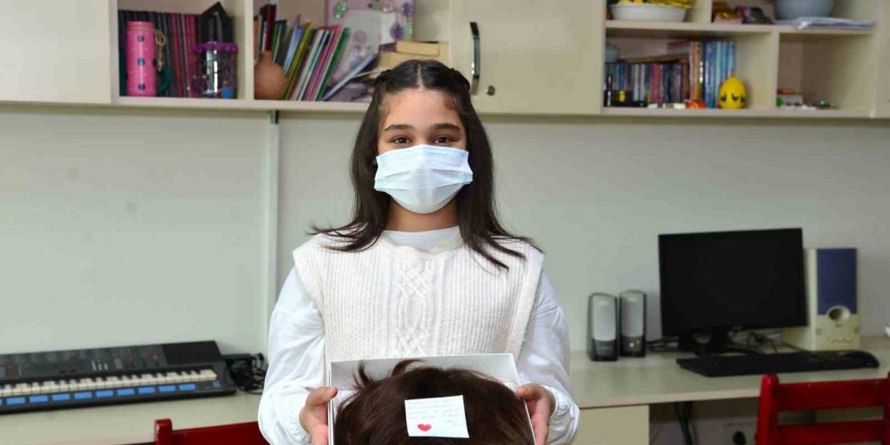 Yaşı Küçük Gönlü Büyük: Saçlarını Hediye Etti