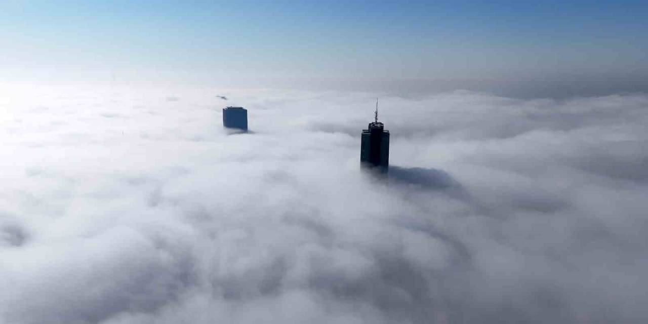 İstanbul’da Etkili Olan Sis Nedeniyle Dev Gökdelenler Adeta Kayboldu