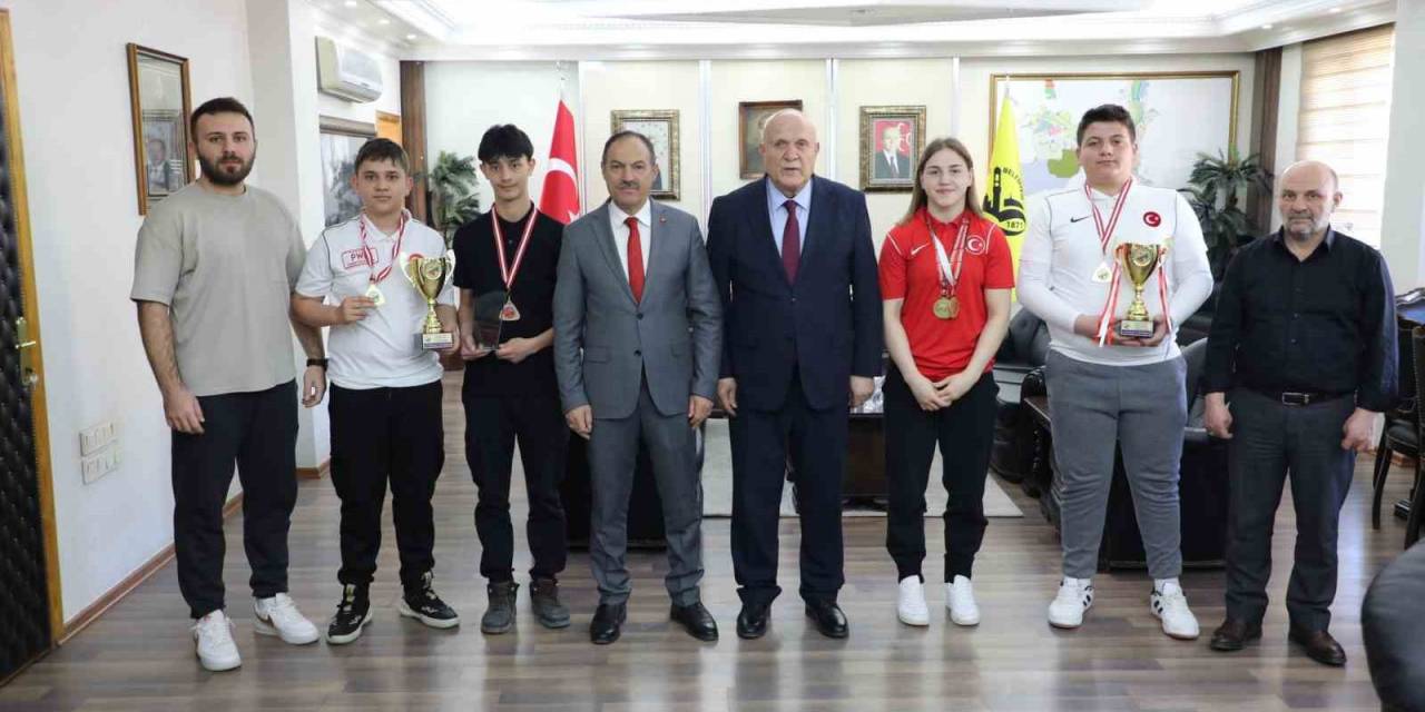 Başkan Pekmezci, Başarılı Sporcuları Makamında Kabul Etti