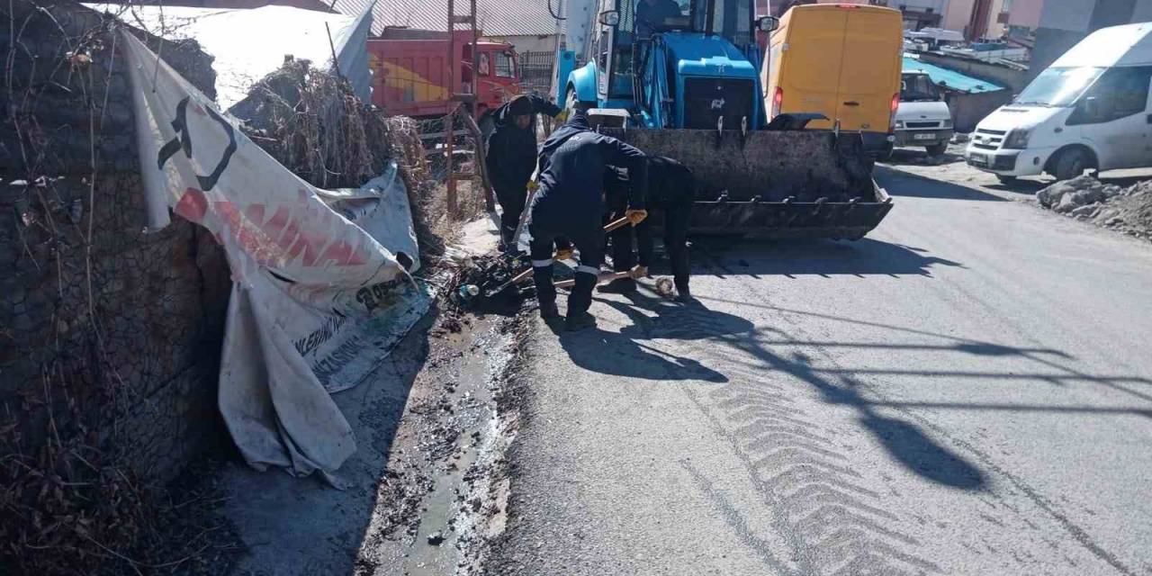 Hakkari Belediyesi Kanal Temizliği Başlattı