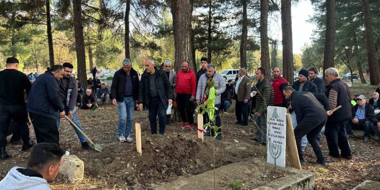 İkinci Kez Hastaneye Giderken Ölen Kızın Cenazesi Toprağa Verildi