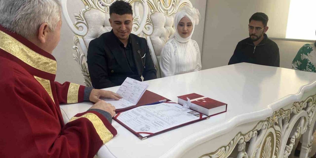 Şans Eseri 29 Şubat’ta Nikah Masasına Oturdular