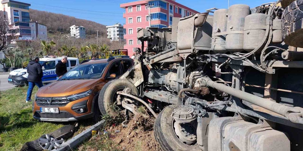 Samsun’da Kavşakta Kamyon İle Otomobil Çarpıştı: 2 Yaralı
