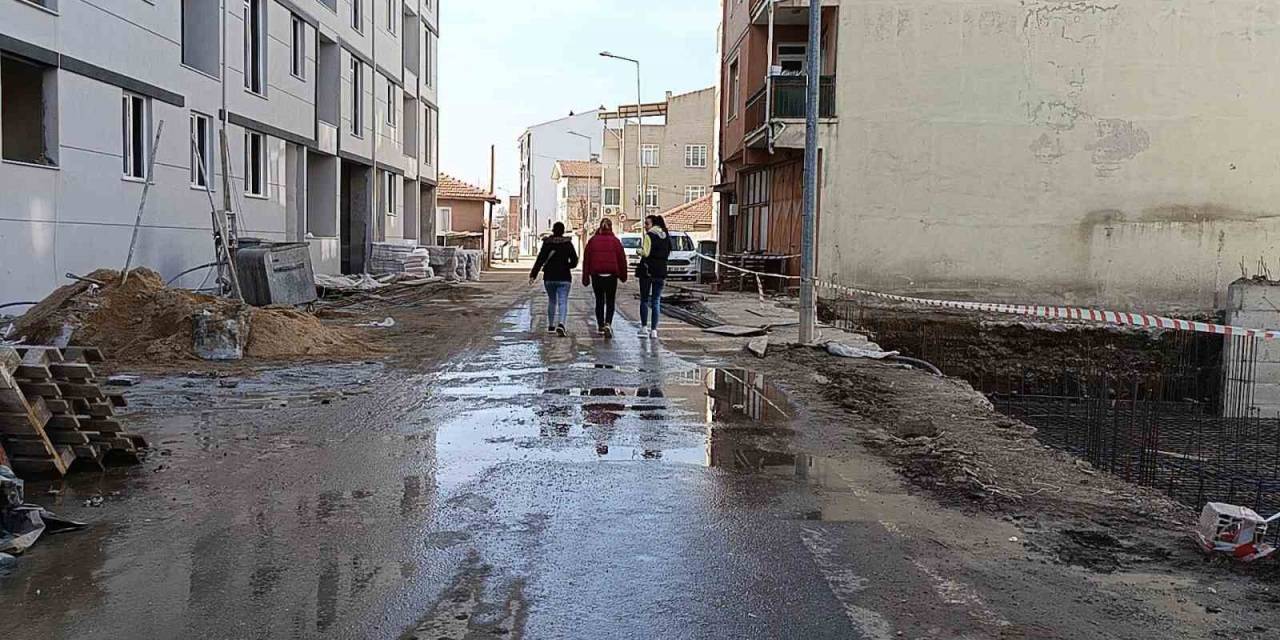 Edirne’de Bozuk Yollar Ve Su Kesintileri Vatandaşı Canından Bezdirdi