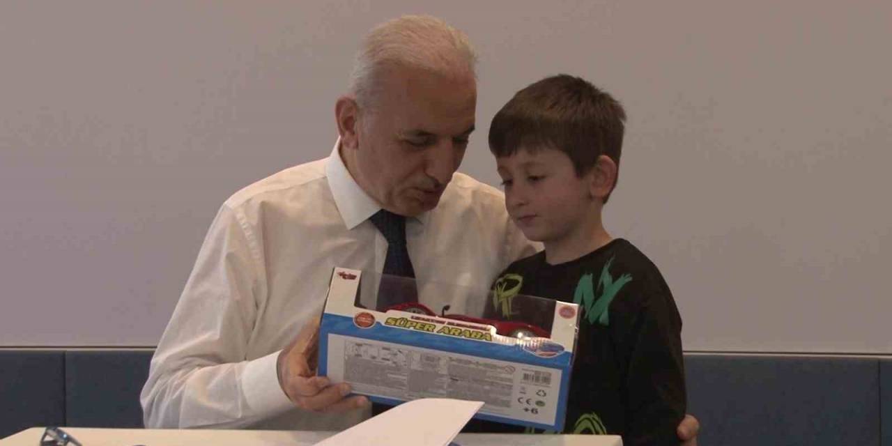 Ümraniye’de Başkan İsmet Yıldırım Vatandaşlara Çorba İkramında Bulundu