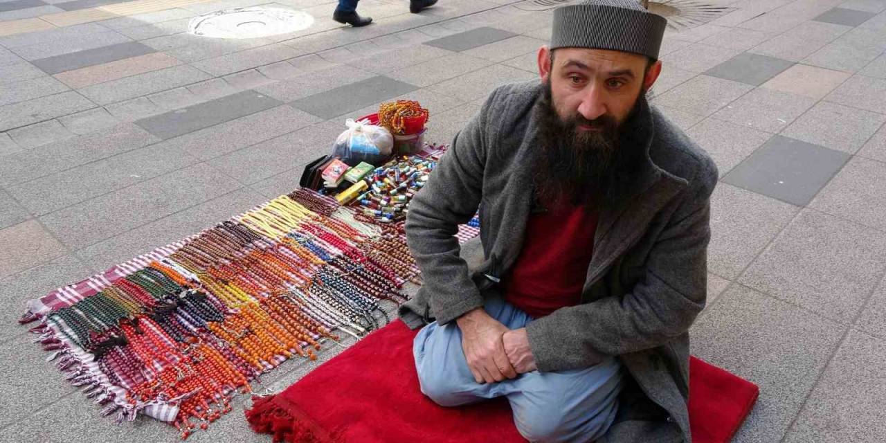 Yanlış İğne Sonucu Bedensel Engelli Dünyaya Geldi: Sofra Bezi Üzerinde Tezgah Açarak Geçimini Sağlıyor