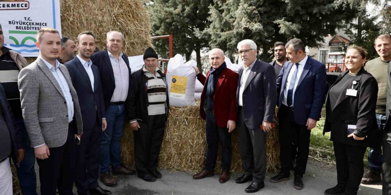 Büyükçekmeceli Çiftçilere Yem Dağıtıldı
