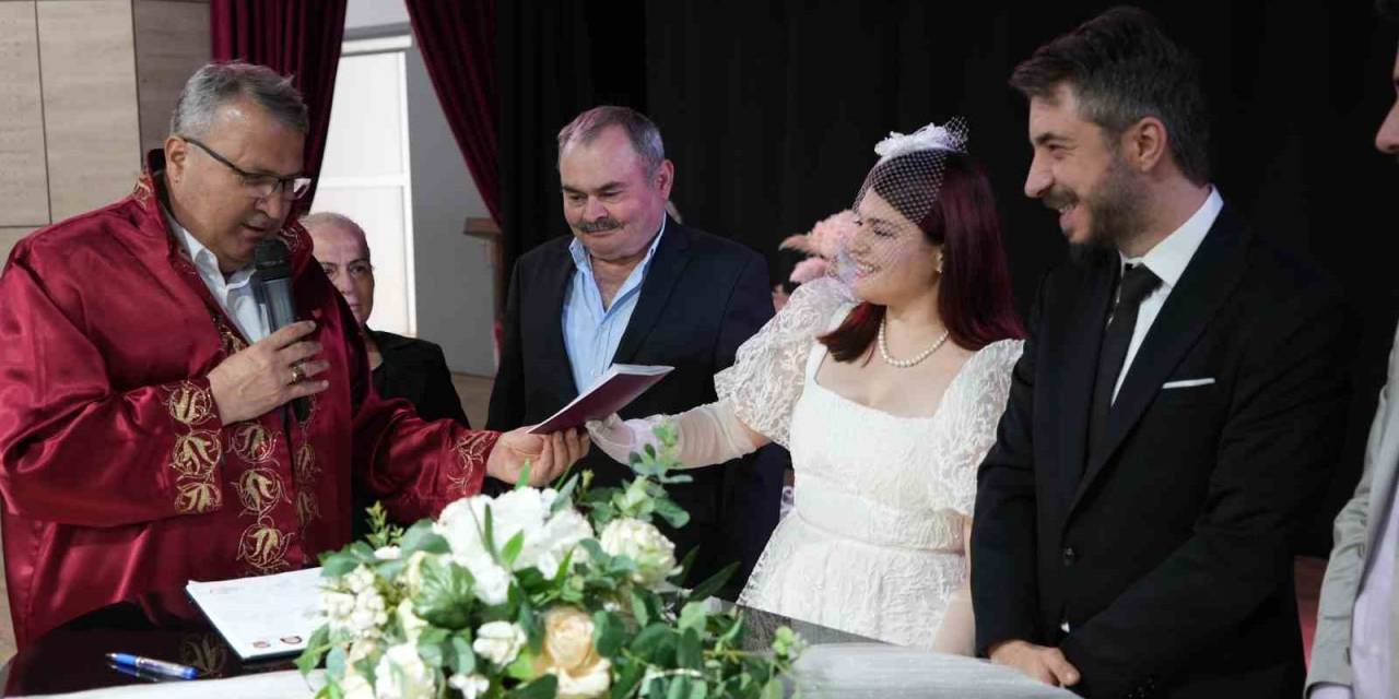 Evliliklerini Taze Tutmak İçin 29 Şubat’ı Seçtiler