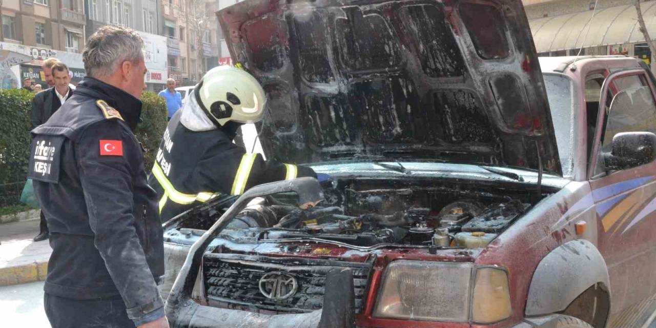 Keşan’da Yanan Kamyonete Oradan Geçen İtfaiye Amiri Müdahale Etti