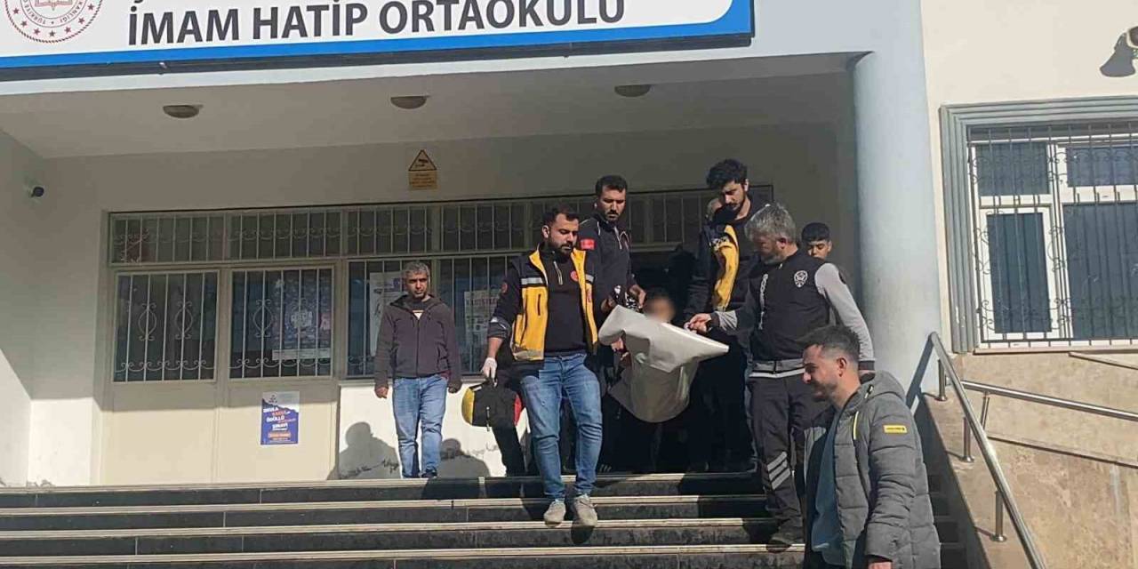 Ortaokul Öğrencisi Okulda Bıçaklandı