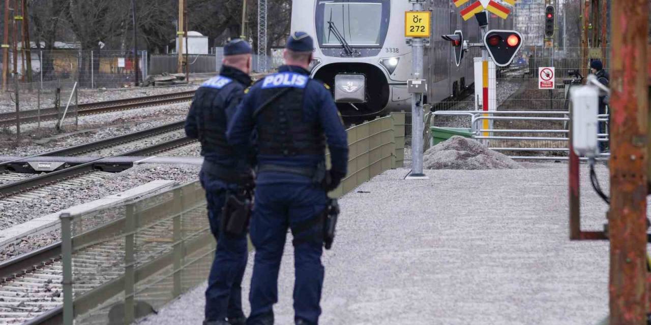 İsveç’te Yük Treni Yayalara Çarptı: 3 Ölü