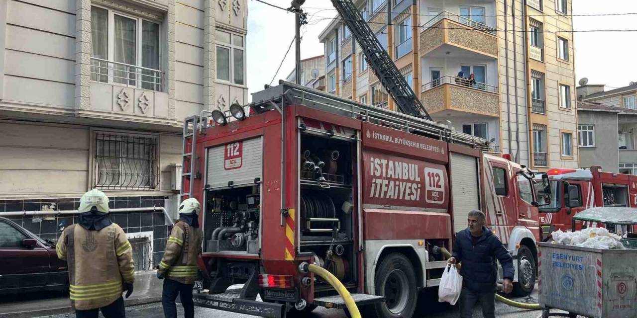 Esenyurt’ta 5 Katlı Binanın Çatısında Yangın