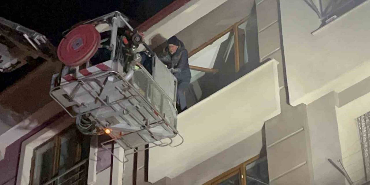 Apartmanın Garajında Başlayan Yangında Onlarca Kişi Evinde Mahsur Kaldı