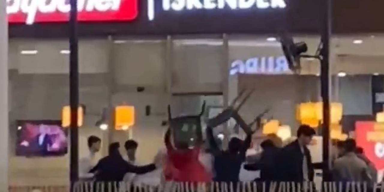 Boks Ringi Değil Avm: Ellerine Geçirdikleri Sandalyeleri Birbirlerine Fırlattılar