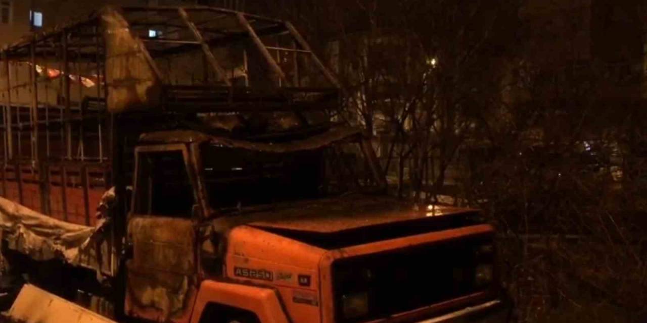 Ataşehir’de Kamyonet Alev Alev Yandı