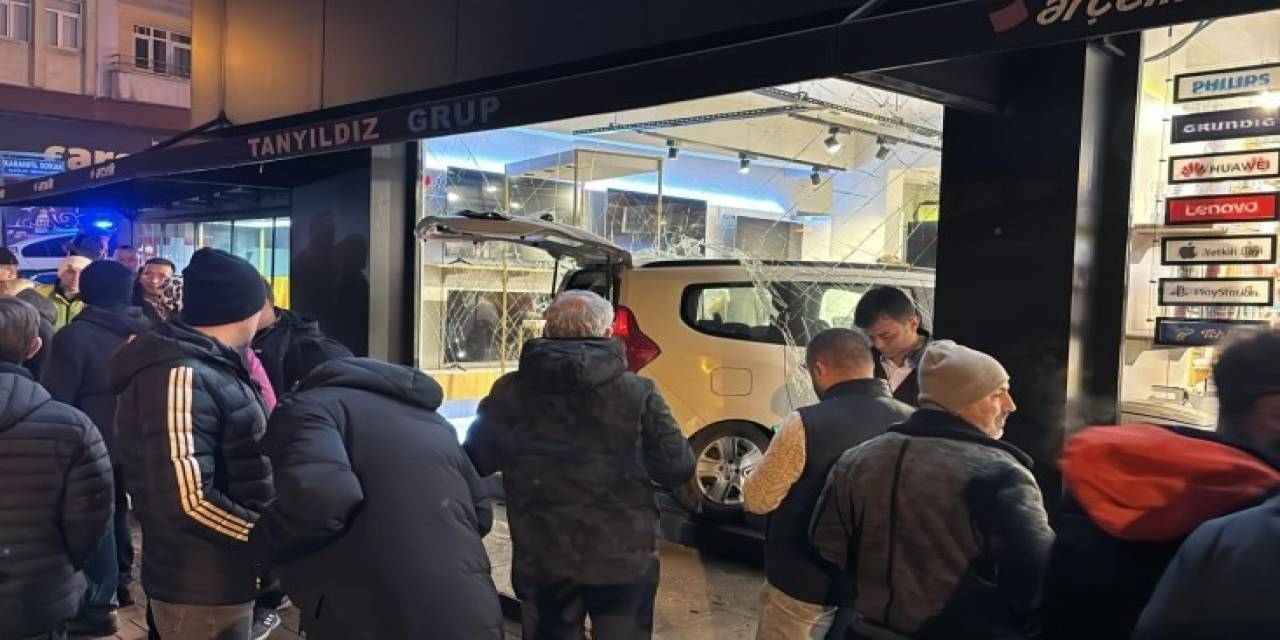 Otomobille Çarpışan Hafif Ticari Araç Beyaz Eşya Dükkanına Daldı