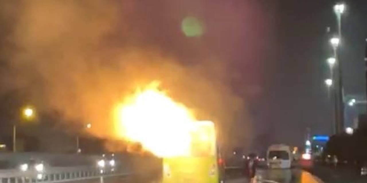 Seyir Halindeki Belediye Otobüsü Alev Aldı