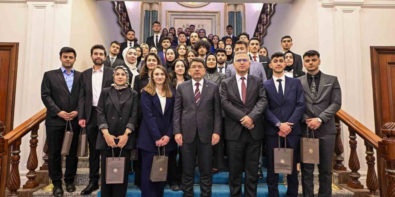 Bakan Tunç Erzurum’dan Gelen Genç Hukukçularla Görüştü