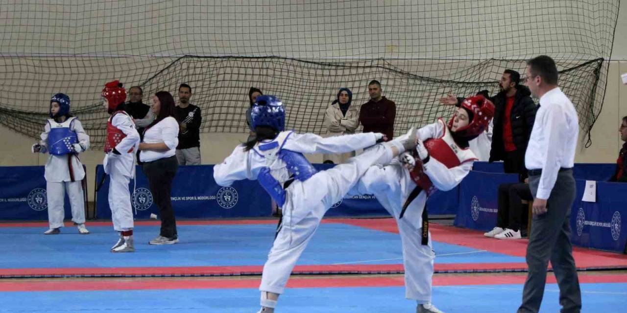 Erzincan’da Tekvando Okul Sporları Gençler Grup Müsabakaları Başladı