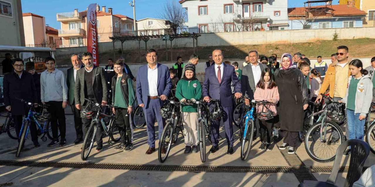 Başkan Çakın’dan Öğrencilere Anlamlı Hediye