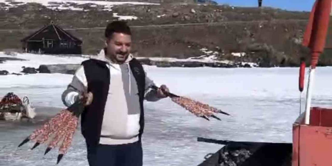 Çıldır Gölü’nde Kızak Arkasında Kebap Yaptı
