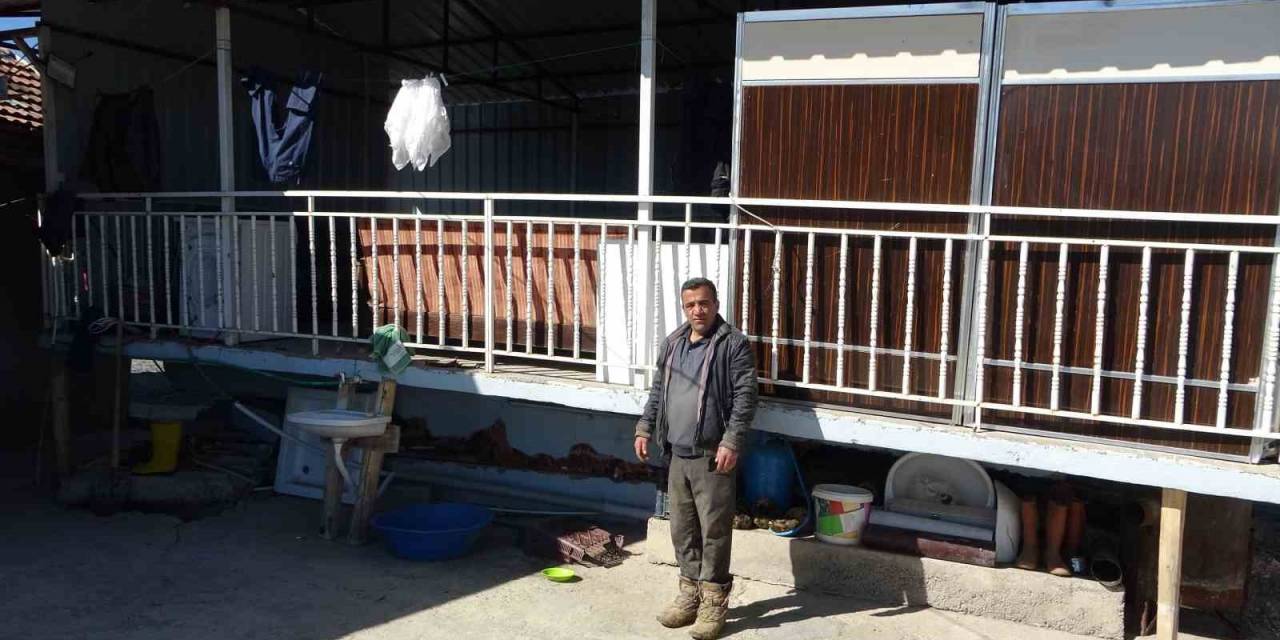 Depremde Çöken Evini Tahtalarla Güçlendirdi