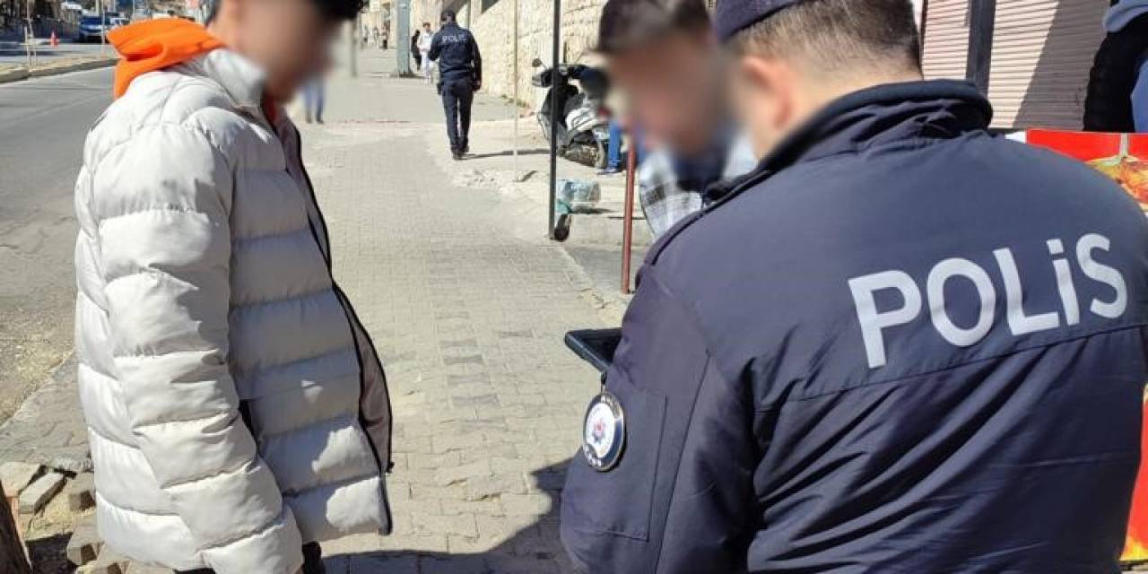 Mardin’de Polis Ekipleri Tarafından Okul Çevreleri Ve Servis Araçları Denetlendi