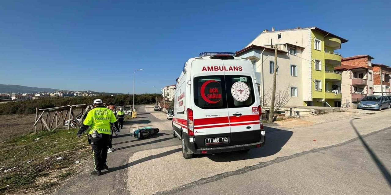 Bilecik’te Motosiklet Aydınlatma Direğine Çarptı