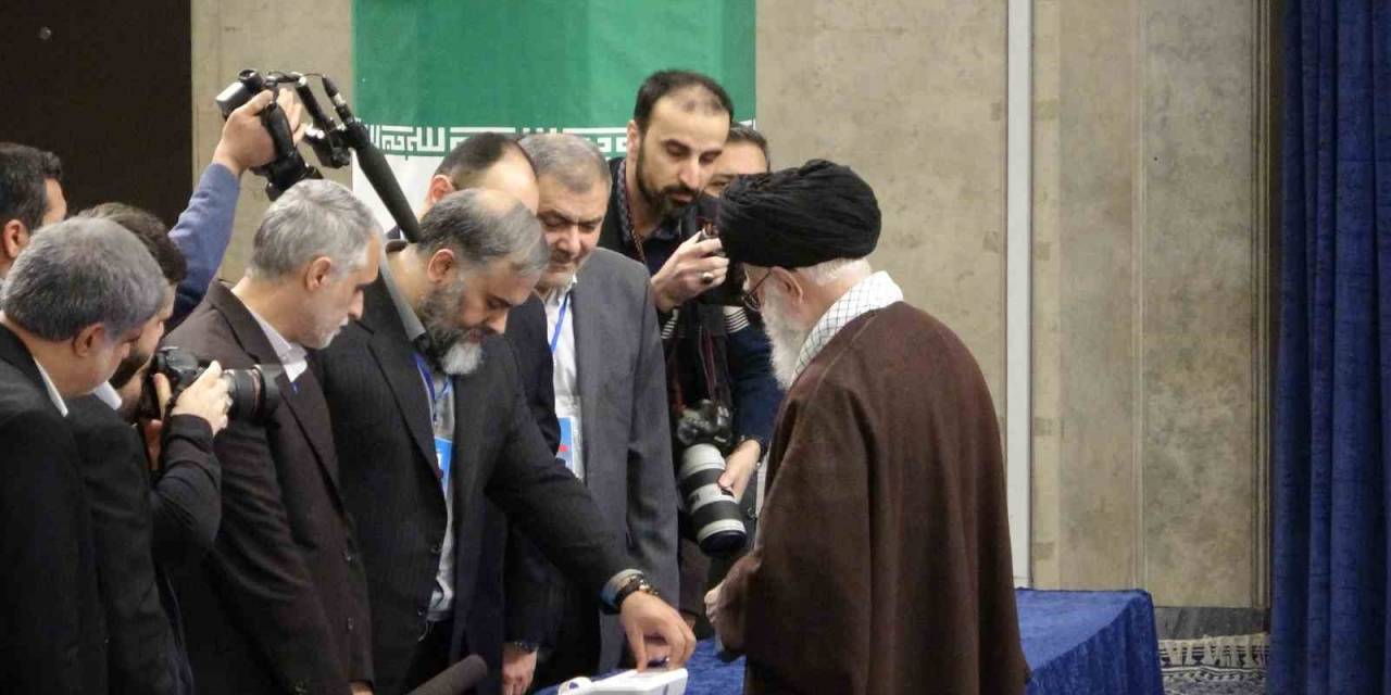 İran Dini Lideri Hamaney, Tahran’da Oyunu Kullandı