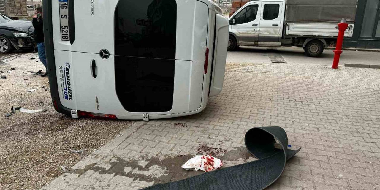 Bursa’da Kontrolden Çıkan Servis Minibüsü Yan Yattı : Sürücü Yaralandı