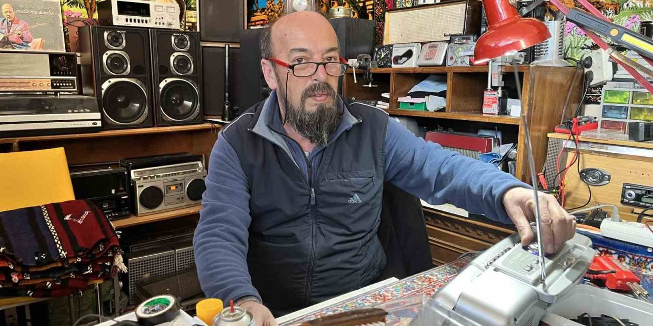 Bu Radyo Tamirhanesine Giren Zamanda Yolculuğa Çıkıyor