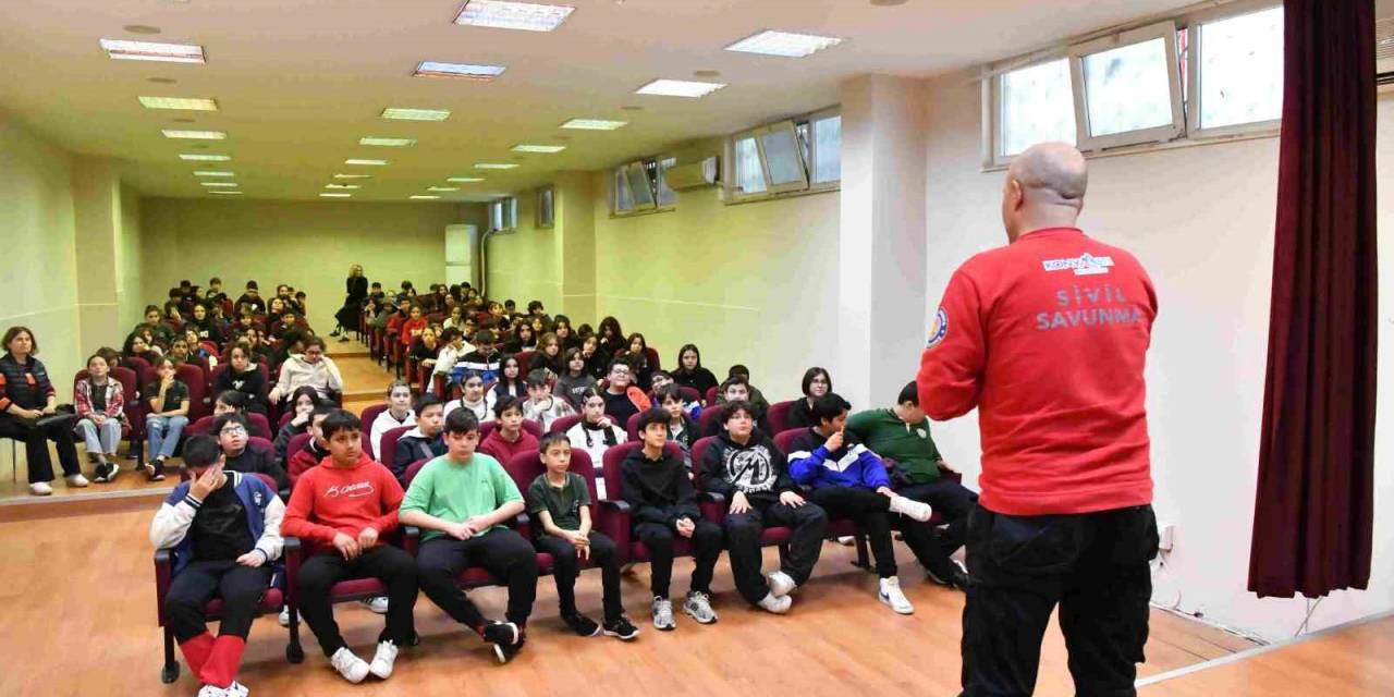 Minik Öğrenciler Arama Kurtarma Köpeğiyle Birlikte Deprem Tatbikatı Yaptı