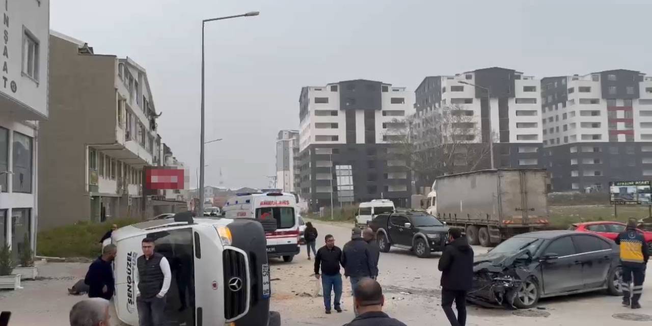 Bursa’da Servis Minibüsü İle Otomobil Çarpıştı: İşçilerin Olmaması Faciayı Önledi