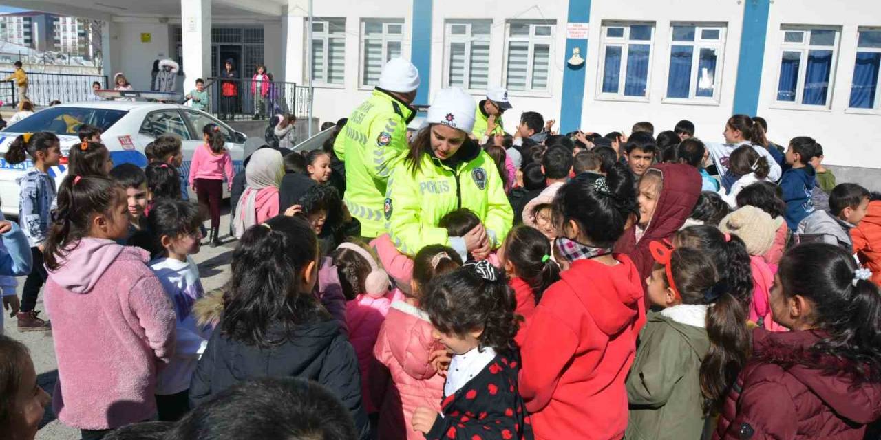 Emniyet Müdürlüğü Tarafından Öğrencilere Trafik Eğitimi Verildi